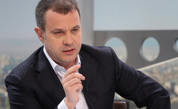 Митовете в главите на някои хора. И кинтите в джобовете.