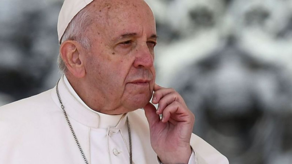 Папата заседна в асансьор, закъсня за неделното си обръщение