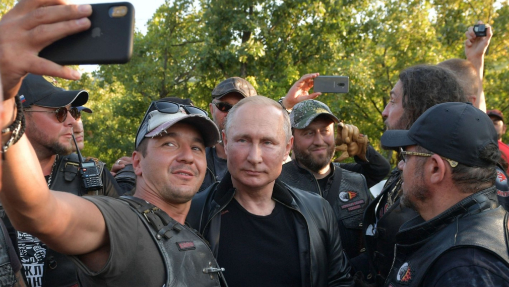 С кожено яке и мотор "Урал" Путин се появи на шоу на ''Нощните вълци''