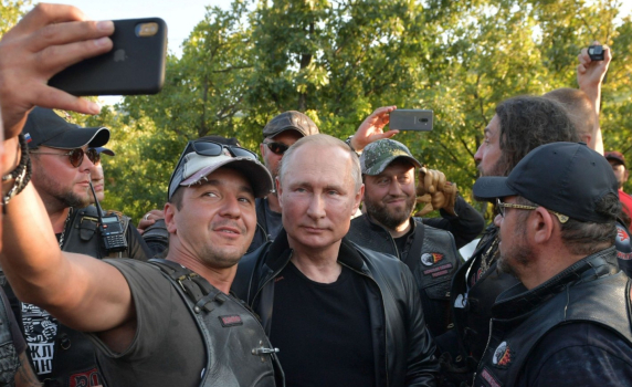  С кожено яке и мотор "Урал" Путин се появи на шоу на ''Нощните вълци''