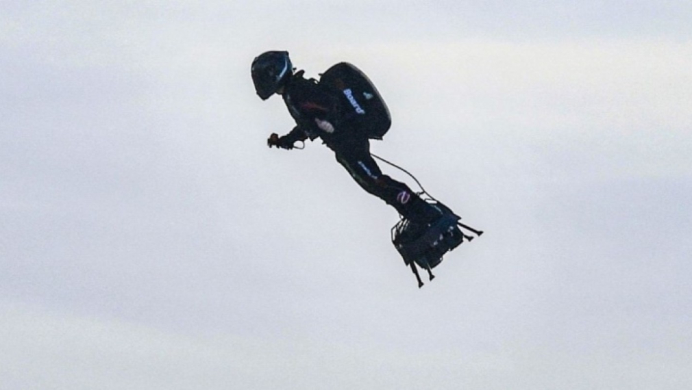 Франки Запата прекоси Ламанша с летящия си ховърборд 