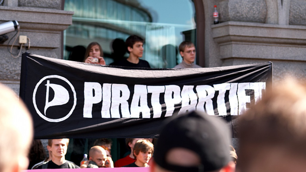Пирати, манекенка и отлъчен свещеник влязоха в европарламента