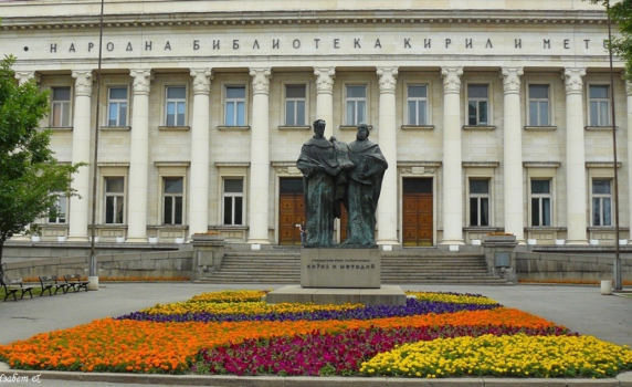 Народната библиотека подарява читателски карти за Коледа