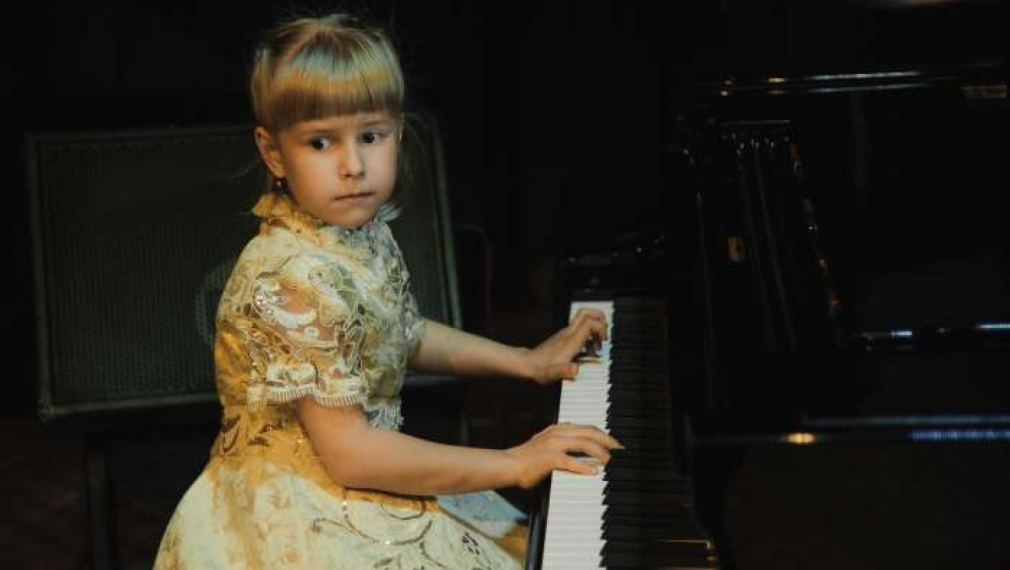 7-годишна белоруска пианистка виртуозно свири джаз