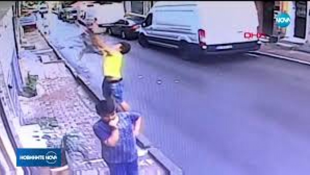 Случаен минувач хвана момиченце, падащо от прозорец в Истанбул (Видео)