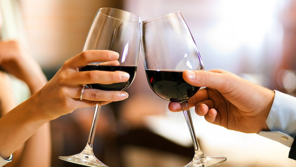 Чаша-две вино на вечеря са полезни за здравето