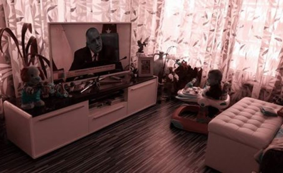   Борисов поздрави децата за 1 юни със снимка на малчуган, който го гледа по телевизора