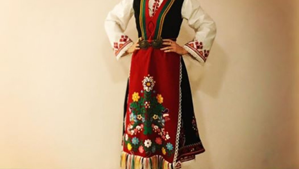 Българи облякоха Захарова в българска народна носия