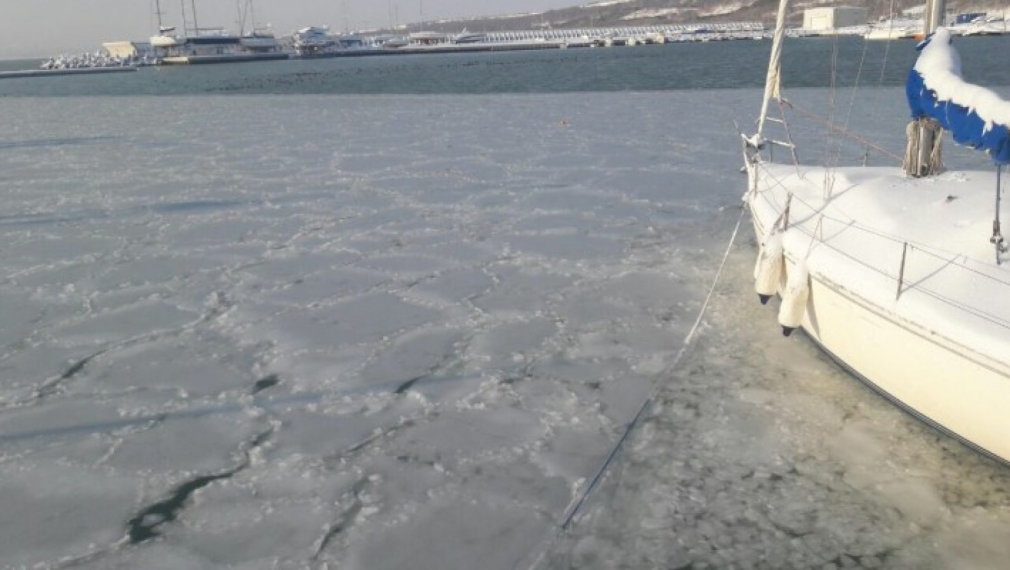 Морето край Бургас и Варненското езеро замръзнаха