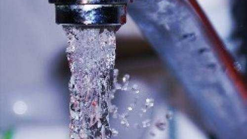Скандал! Новият Закон за храните позволява чешмяна вода да се продава като минерална