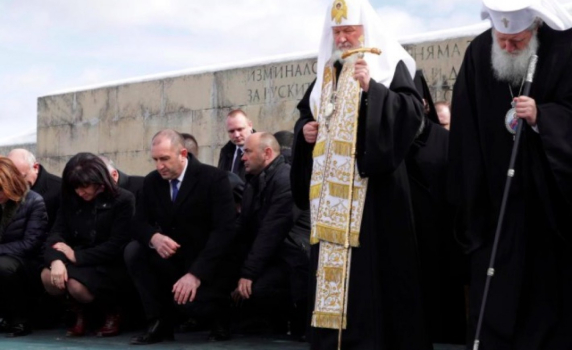Президентът и двама патриарси отидоха на връх Шипка. Премиерът честити от Фейсбук