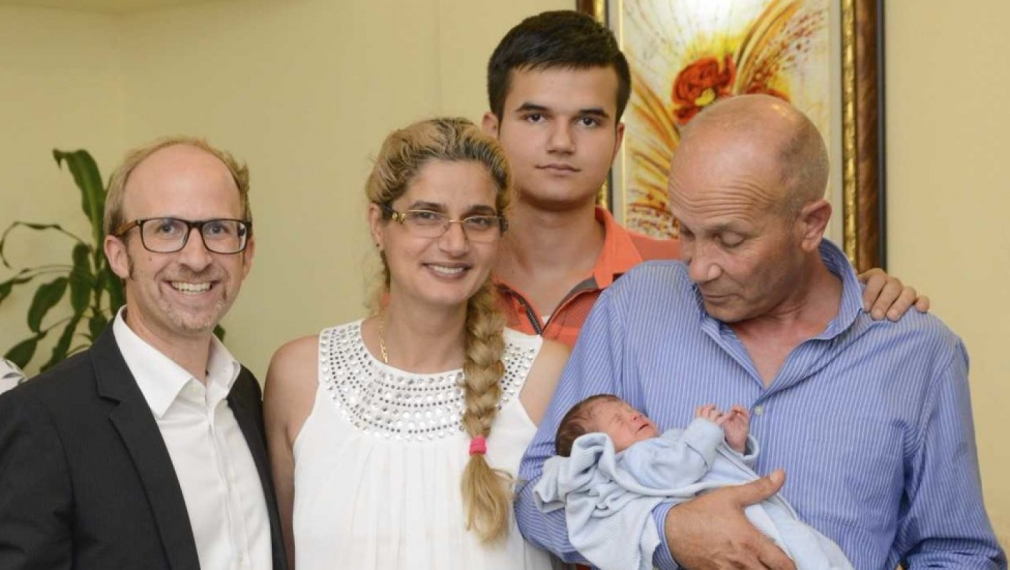 Бебето, родено в самолет, се прибра в България