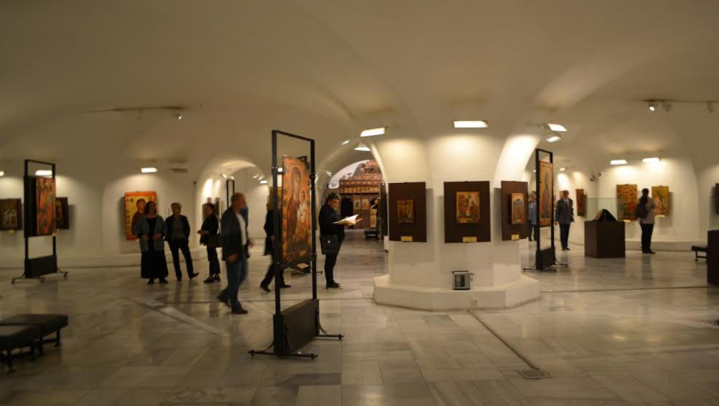 Главно чужденци посещават музеите за християнско и социалистическо изкуство