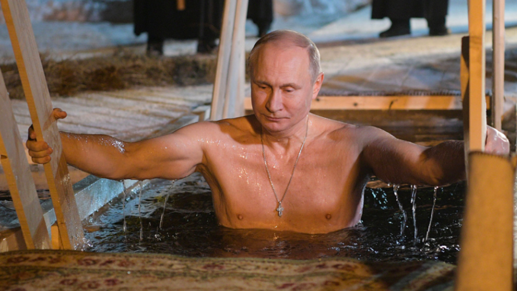 Путин участва в традиционното къпане за Кръщение Господне