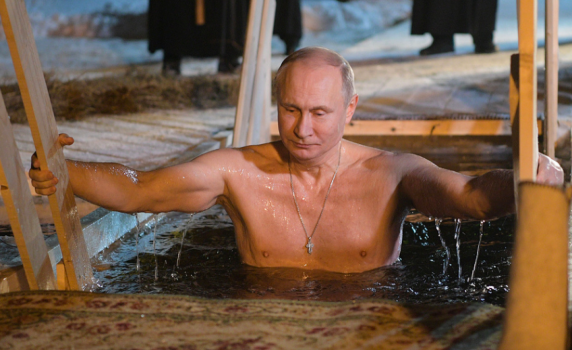 Путин участва в традиционното къпане за Кръщение Господне