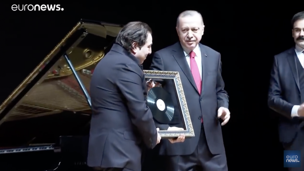Ердоган и известният турски пианист Фазъл Сай разтопиха ледовете