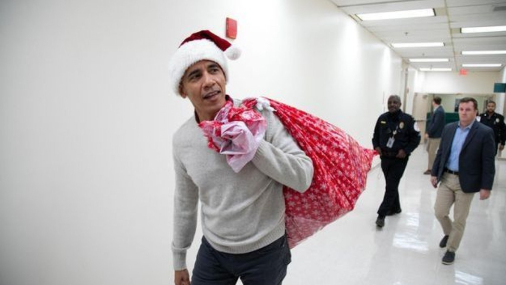 Барак Обама като Дядо Коледа