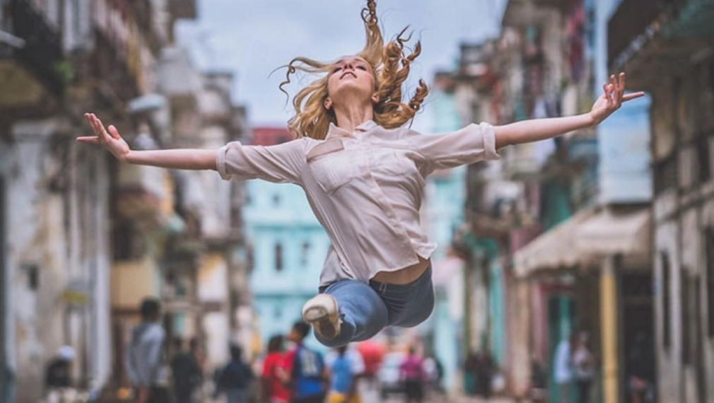 Сюрреалистични снимки на балетисти, танцуващи из улиците на Куба 