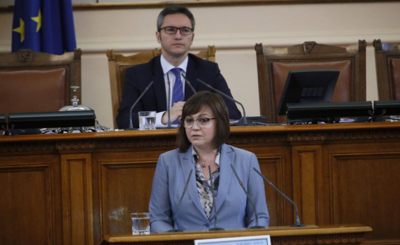 Нинова: Борисов държи кормилото на влак и катер, но няма кой да държи кормилото на страната