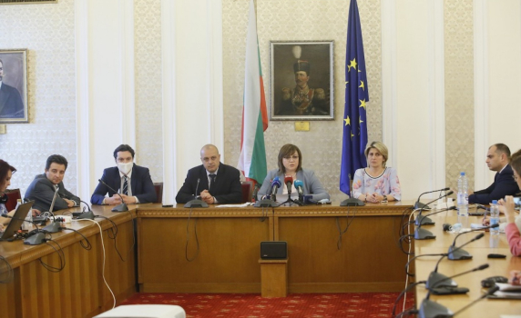 Нинова: От 3 години внасяме закон за намаляване на ДДС за храни и лекарства