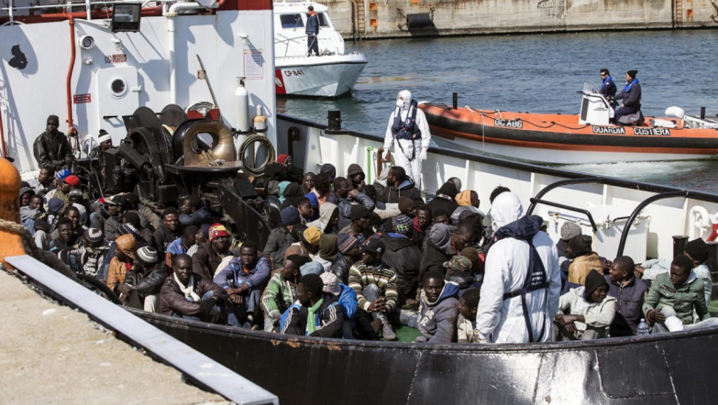  400 имигранти спасени, след като кораб се преобърна в Средиземно море