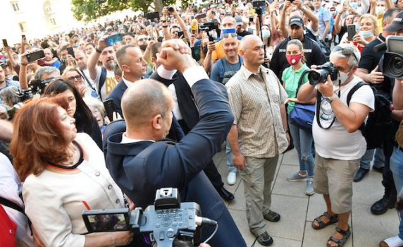 Протест: Да защитим президента от мутрите (на живо)
