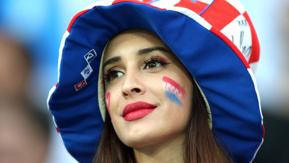 ФИФА забрани красивите фенки по телевизията