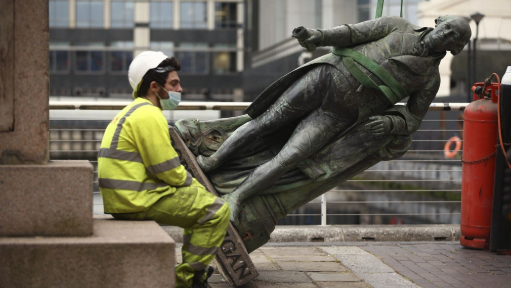 Във Великобритания демонтират паметници, свързвани с търговията с роби