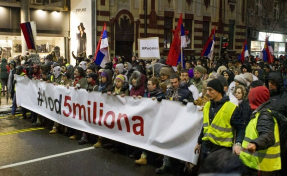 Протестиращите срещу Вучич окупираха държавната телевизия