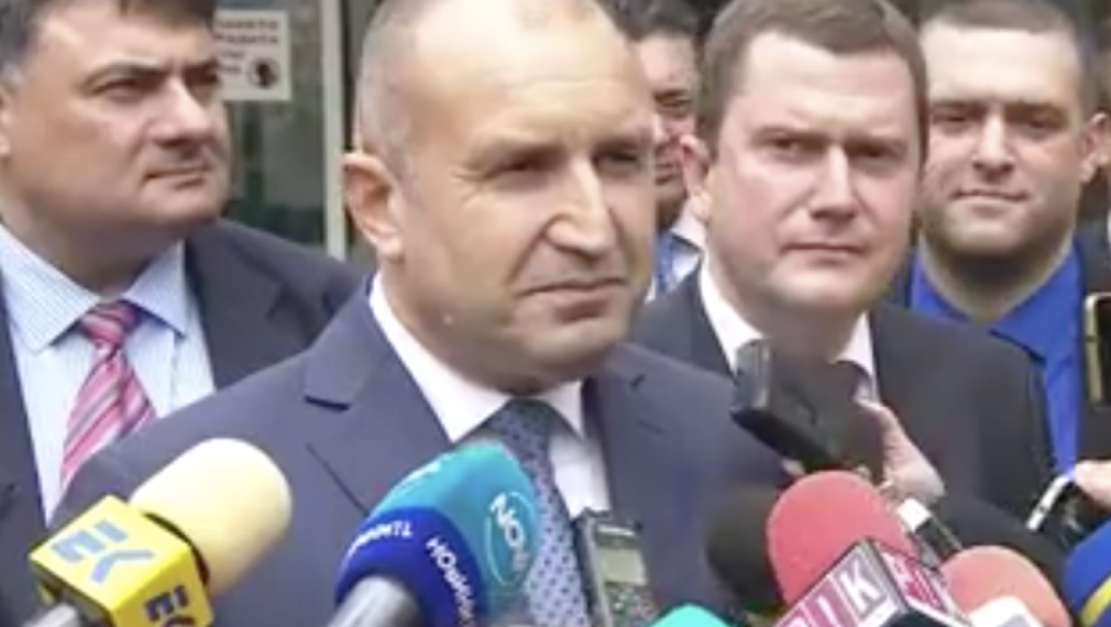 Радев иронизира Борисов: Дронът ми е толкова добър, че може да влиза в спални и да слага пачки
