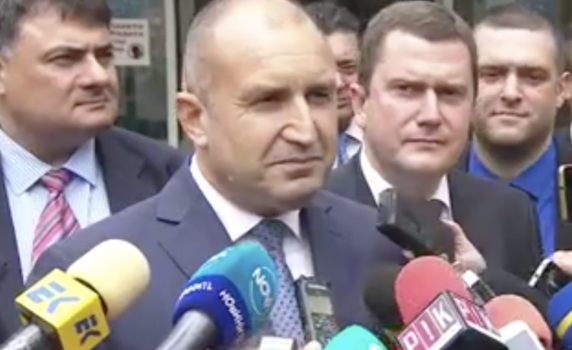 Радев иронизира Борисов: Дронът ми е толкова добър, че може да влиза в спални и да слага пачки