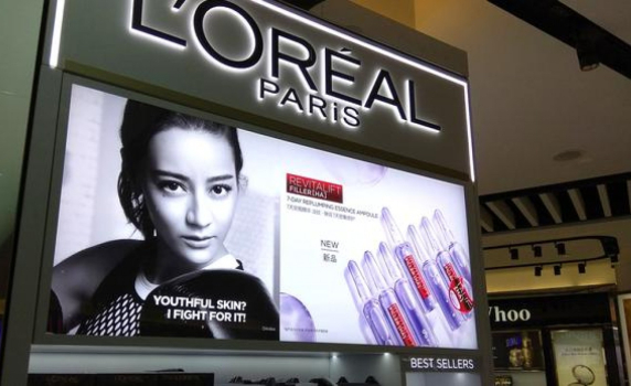  L'Oréal маха думите "бял", "избелващ" и "светъл" от продуктите си