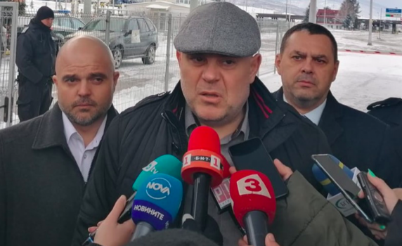 Задържаха цяла смяна митничари на ГКПП "Калотина"