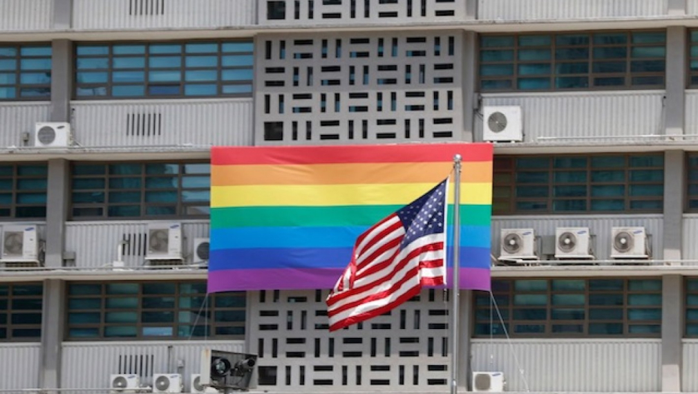 Американски посолства развяха гей знамето, напук на Тръмп