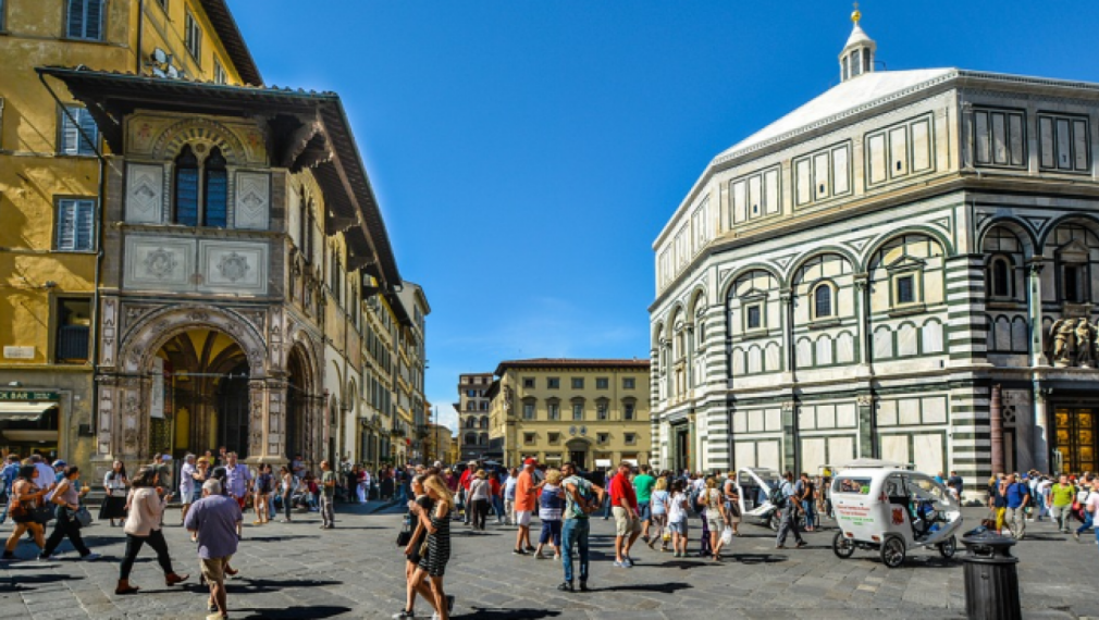 Във Флоренция ще глобяват туристи, които хапват на крак по улиците 