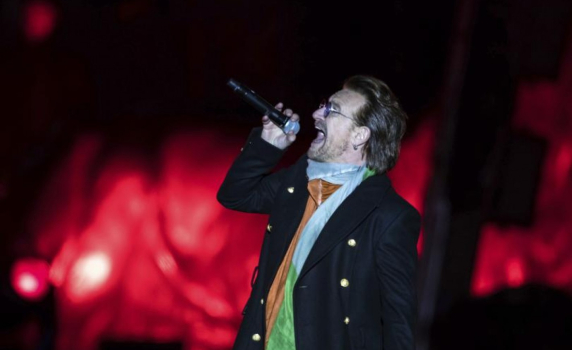 Боно прекъсна концерта на U2 в Берлин заради проблеми с гласа 