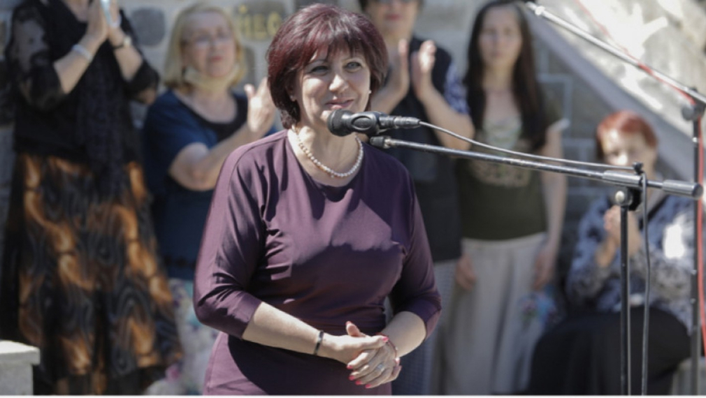 Караянчева: Младите хора изчезнаха от протеста. Промените в конституцията са покана за разговор