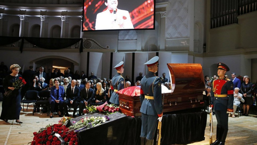 Русия се сбогува с певеца Йосиф Кобзон 