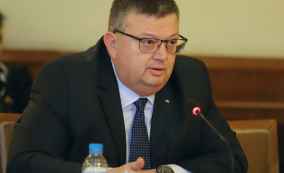 Цацаров: Има данни за престъпление в БНР