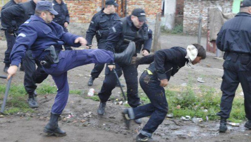 Полицаи ритат, делят пари, показват среден пръст... но ги снимат и публикуват Полицаи ритат, делят пари, показват среден пръст... но ги снимат и публикуват