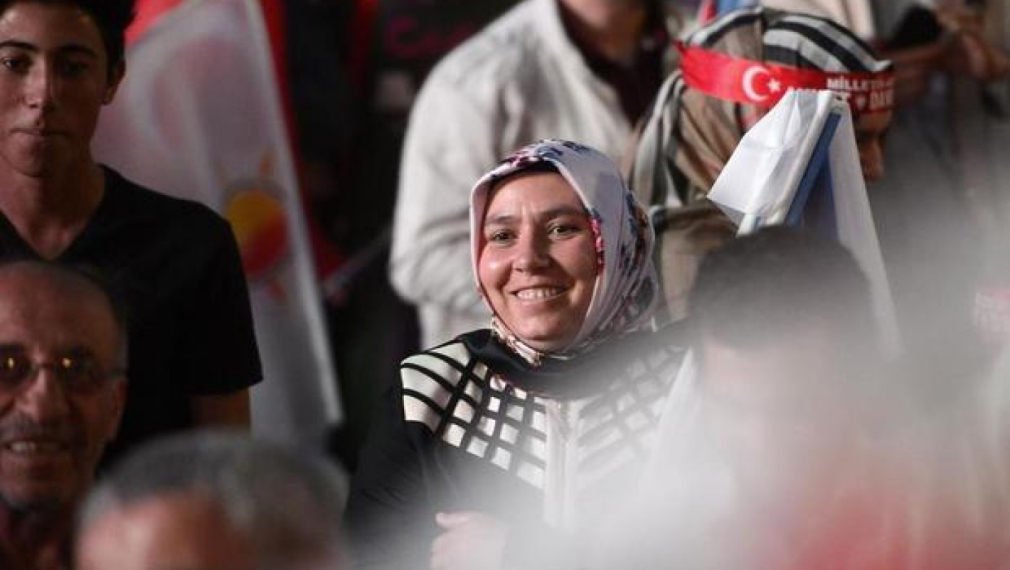За първи път забулена жена е назначена за министър в Турция