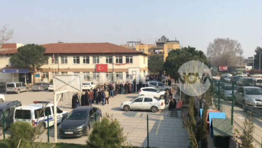 Застъпници показват на избиратели в Турция как да гласуват правилно 