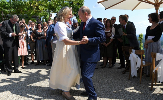 Танцът на Путин с булката