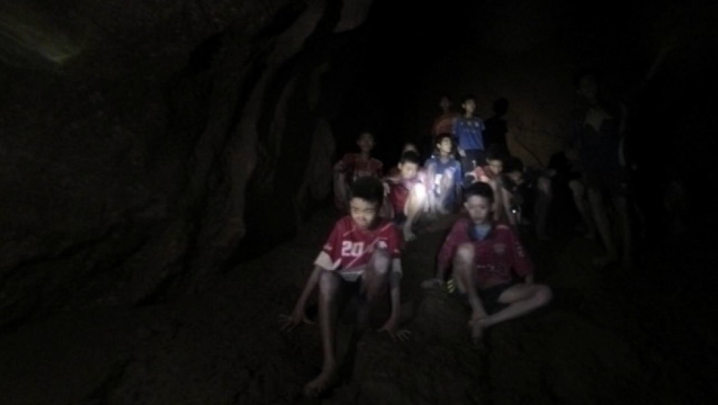 Учат 12 деца да се гмуркат, иначе остават с месеци в пещера
