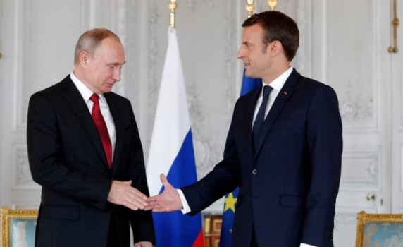 Путин се шегува с изказване на Макрон