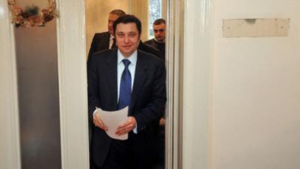 Яне Янев съди Цветанов. Вътрешният министър излъгал, че не е плащал в кеш за апартаментите