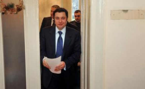 Яне Янев съди Цветанов. Вътрешният министър излъгал, че не е плащал в кеш за апартаментите
