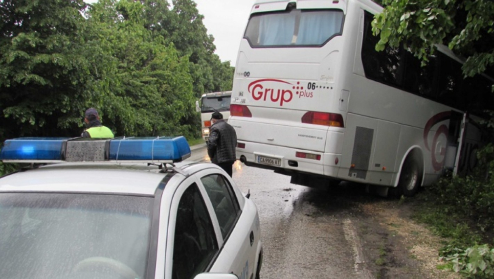 Двама ранени при катастрофа с автобус на пътя Бяла-Русе