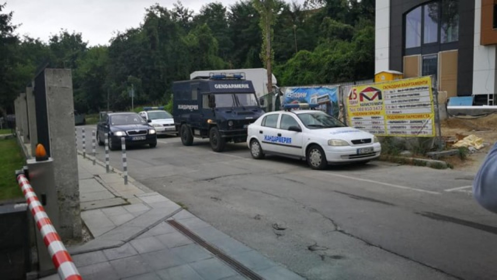 Разследващи и жандармерия влязоха в сградата на „Трейс груп” в София