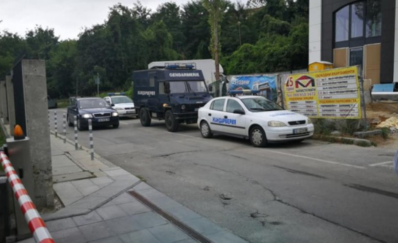 Разследващи и жандармерия влязоха в сградата на „Трейс груп” в София